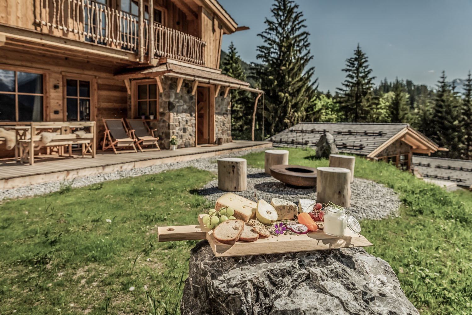 Kulinarik auf der Terrasse des Benglerwald Chaletdorfs